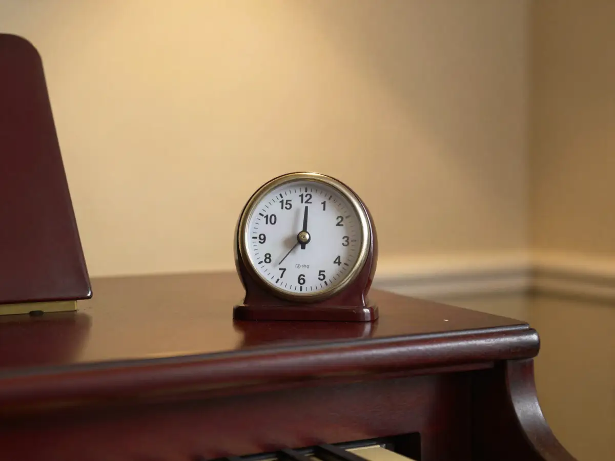 A kitchen timer set to 15 minutes on top of a keyboard